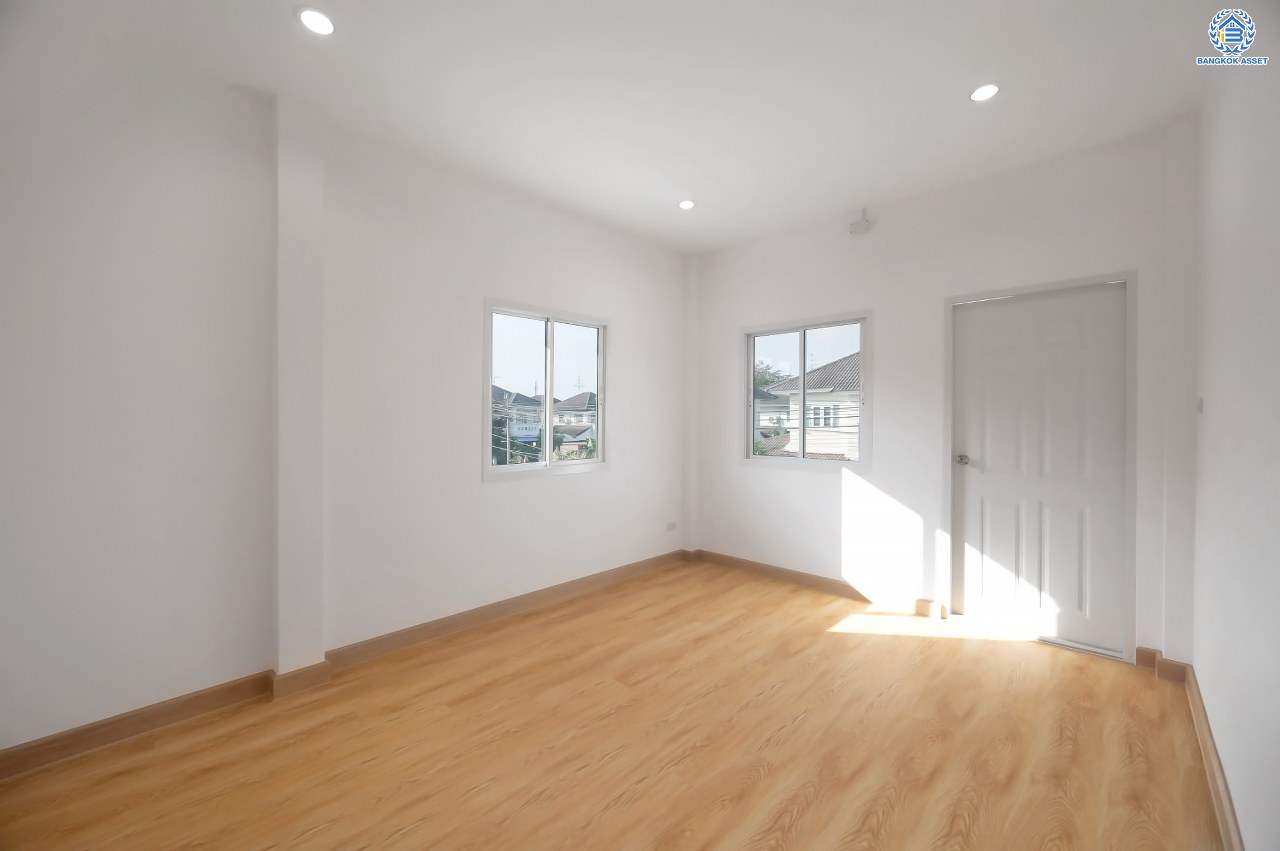 บ้านมือสองตกแต่งใหม่ โครงการ ประดับดาว5-6 ท่าอิฐ ตกแต่งครบครัน พร้อมอยู่ บนเนื้อที่ 52.8 ตร.ว. พื้นที่ใช้สอย 104.5 ตร.ม.  พร้อมฟังก์ชัน 3 ห้องนอน 2 ห้องน้ำ จอดรถได้ 1 คัน พื้นที่ใช้สอยกว้างขวาง บนทำเลที่ดีที่สุด เชื่อมต่อได้หลายเส้นทาง ใกล้รถไฟฟ้าสายสีม่วง "สถานีบางรักน้อยท่าอิฐ"